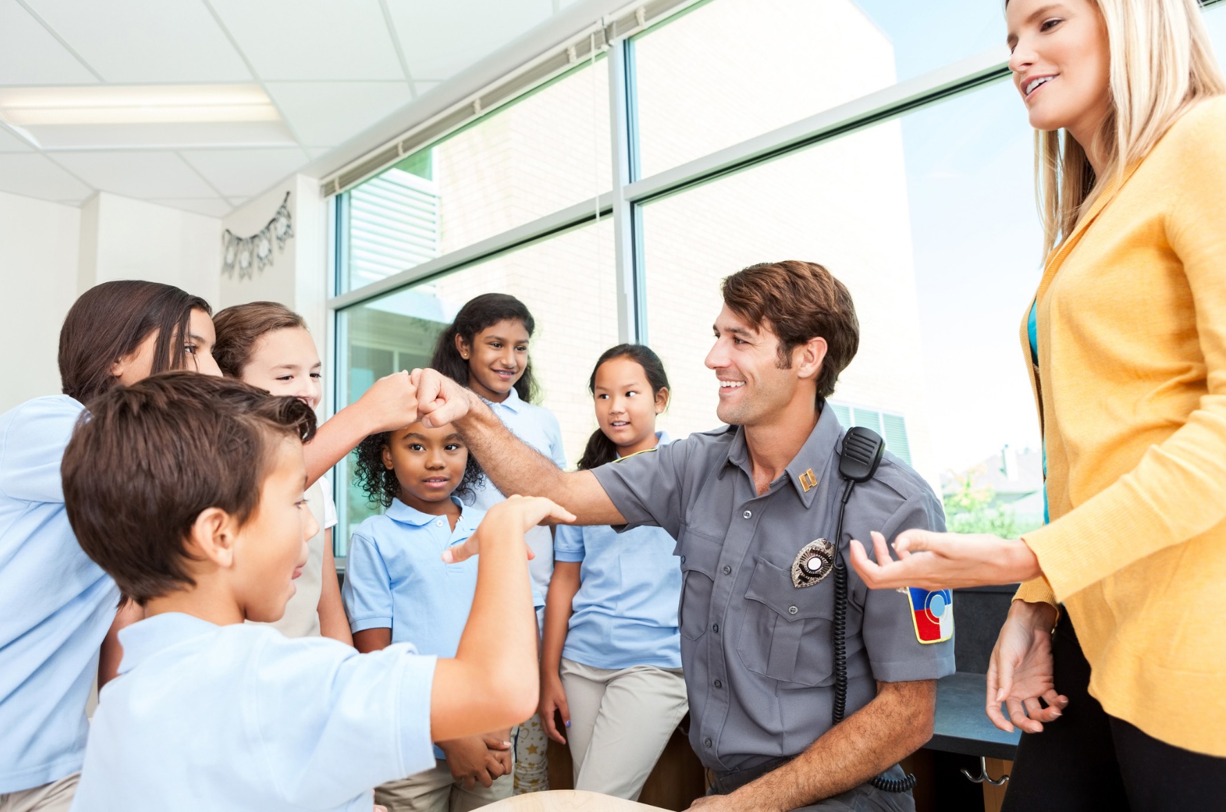 EDITED 293685-2121x1414-policeman-talking-with-students