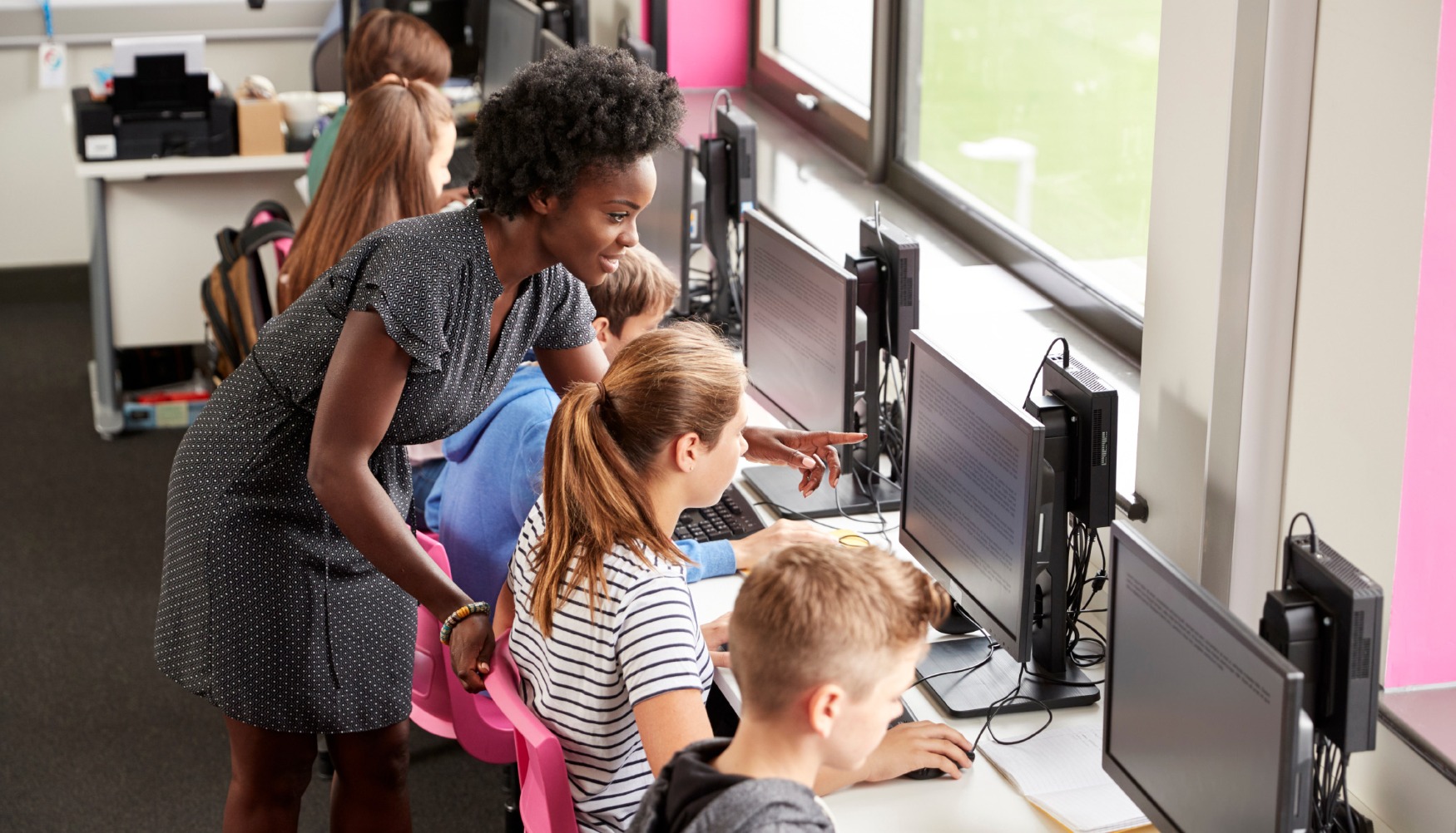 resized teacher-with-students-using-pcs